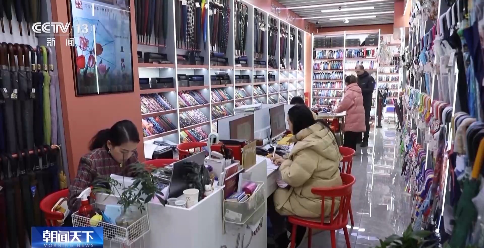 艘“船” 义乌中国小商品城“品牌出海”记冰球突破正规网站新春走基层丨给商户造一(图3)