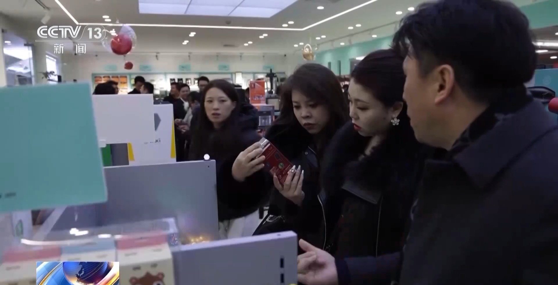 艘“船” 义乌中国小商品城“品牌出海”记冰球突破正规网站新春走基层丨给商户造一(图6)